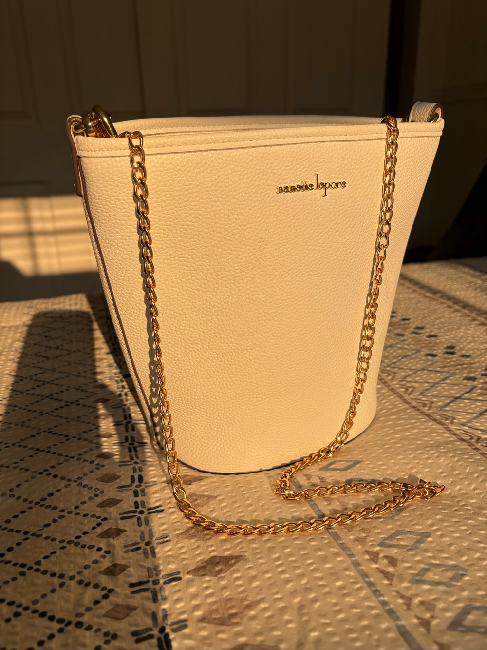 White Gold Chain-Handle Bucket Bag - Picture 4 of 10